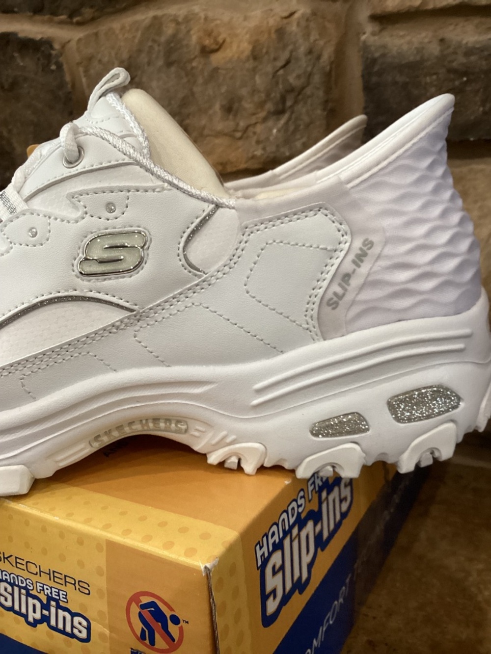 Skechers D'lites New Scene Womens Sneaker 11 White Silver Slip On Hands Free New - Picture 5 of 8